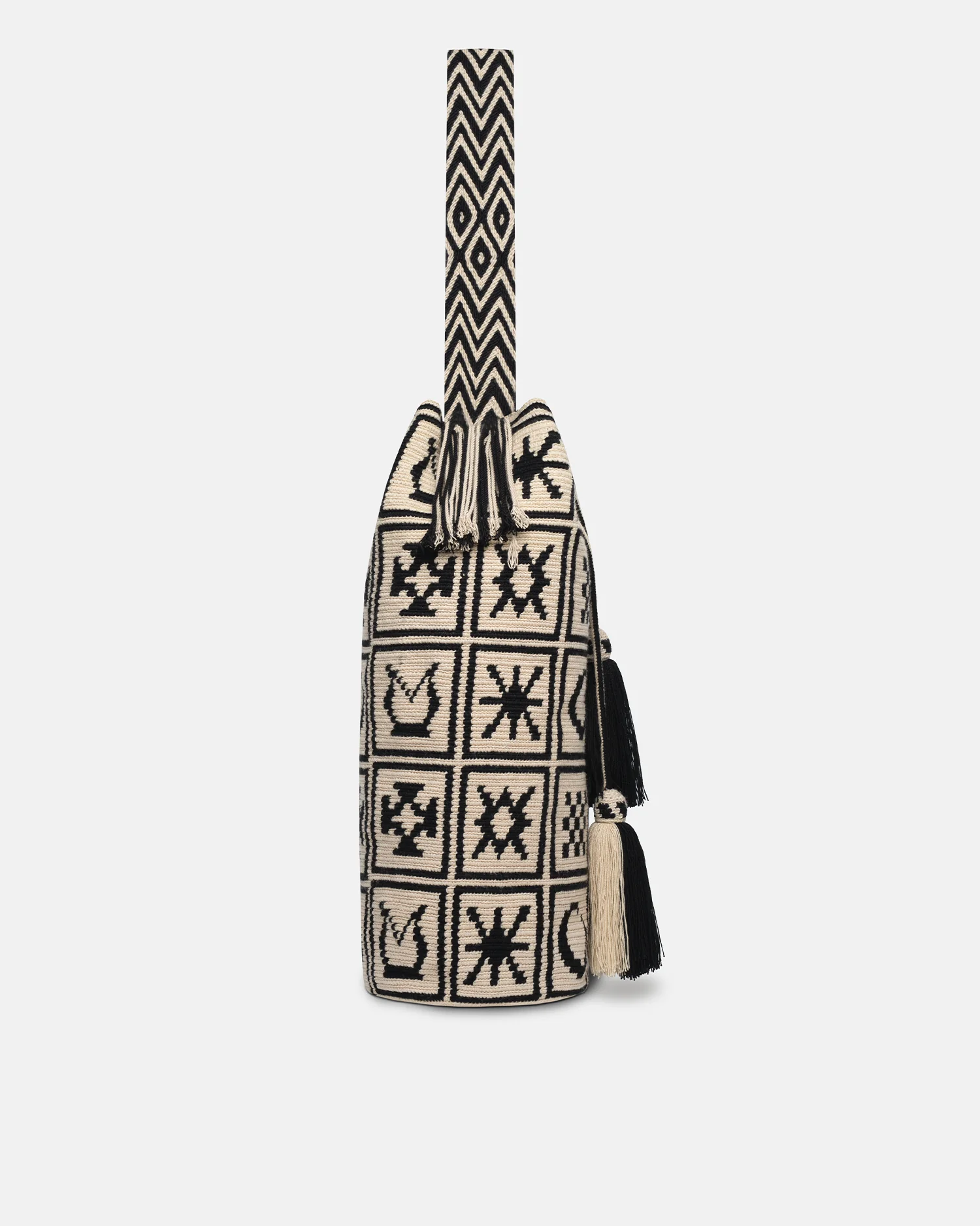 Wayuu Symbol Maxi - Crocheted Bucket Bag - Kopjafa Black/Creme - Image 3