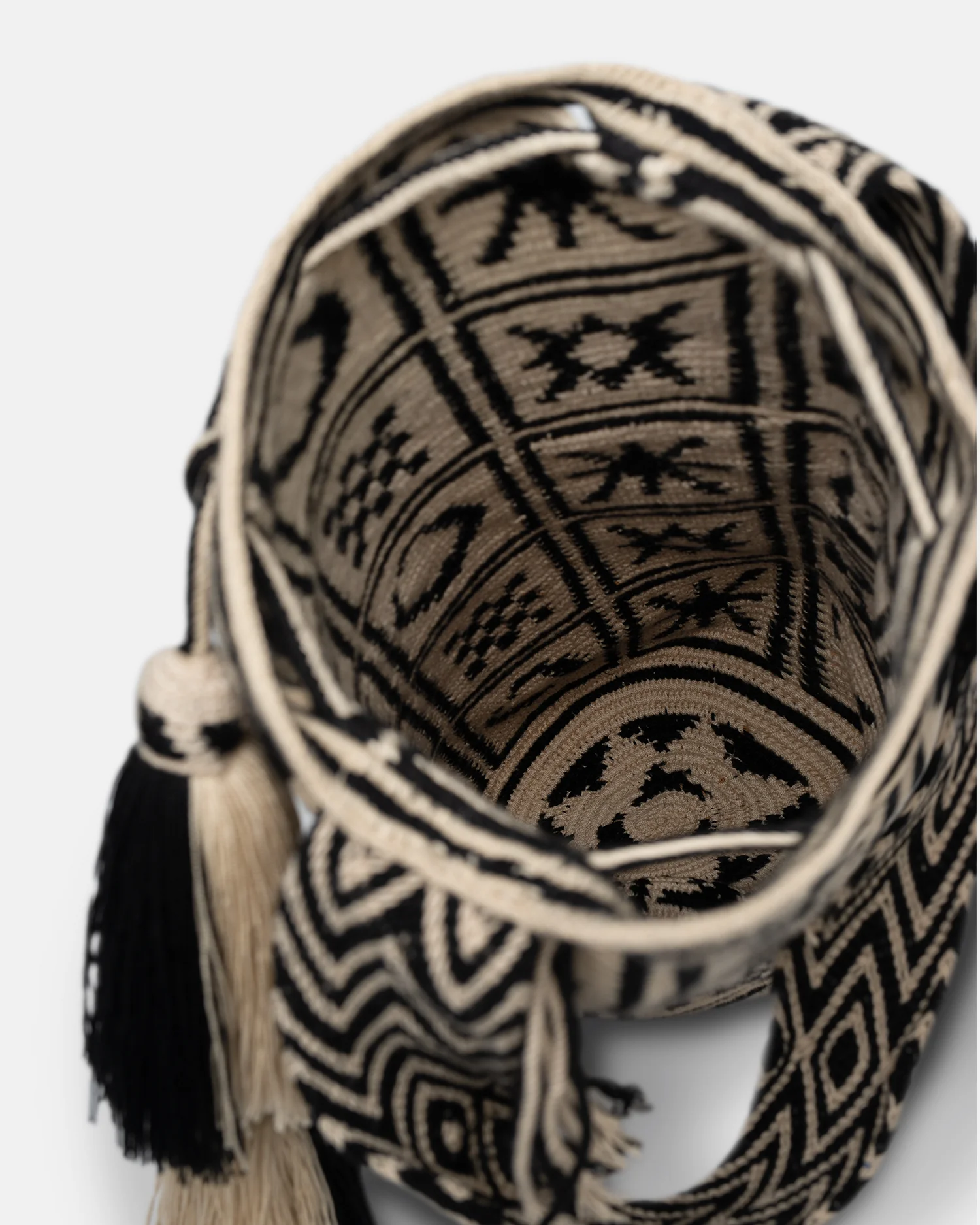 Wayuu Symbol Maxi - Crocheted Bucket Bag - Kopjafa Black/Creme - Image 4