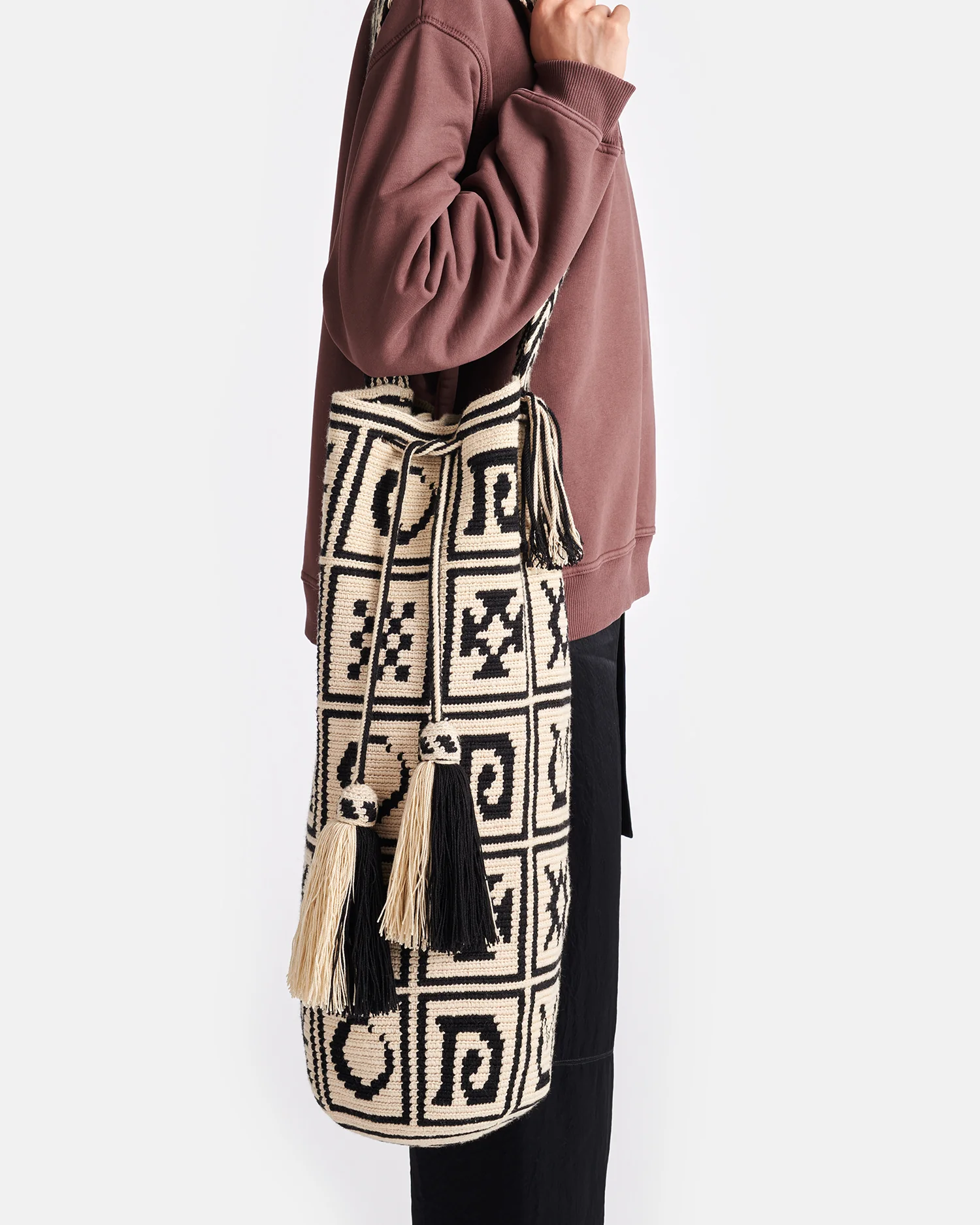 Wayuu Symbol Maxi - Crocheted Bucket Bag - Kopjafa Black/Creme - Image 5