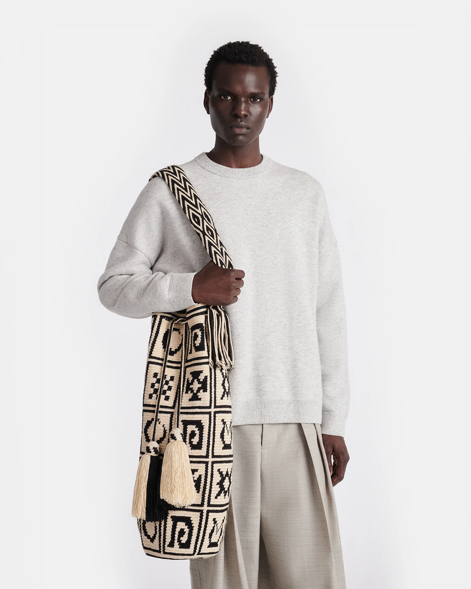 Wayuu Symbol Maxi - Crocheted Bucket Bag - Kopjafa Black/Creme - Image 6